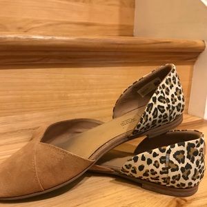 Women’s 9.5 TOMS Leopard Flats